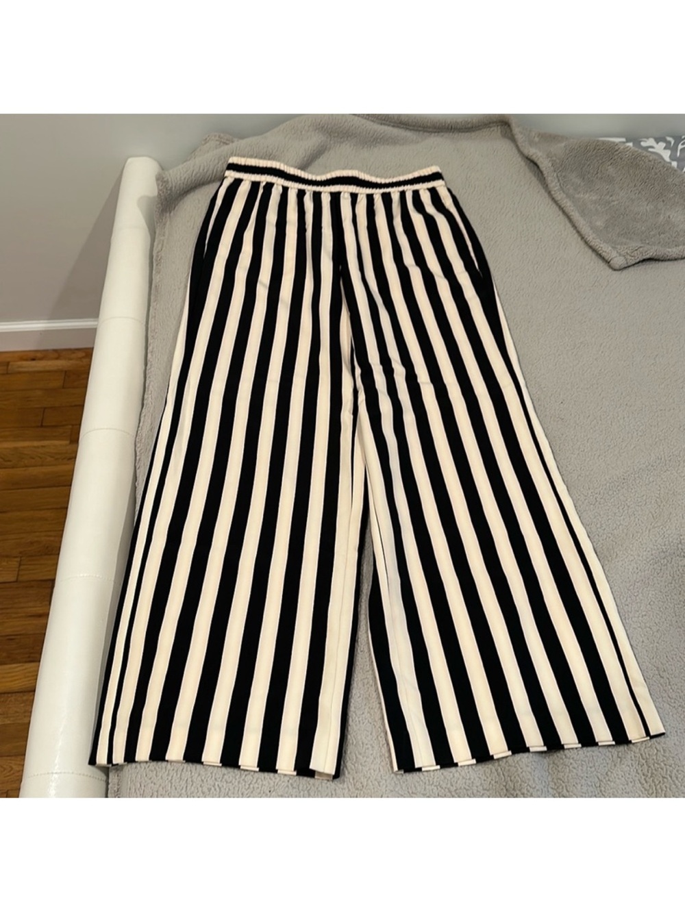 Alice + Olivia Black & Cream Vertical-Stripe Wide-Leg Pants
